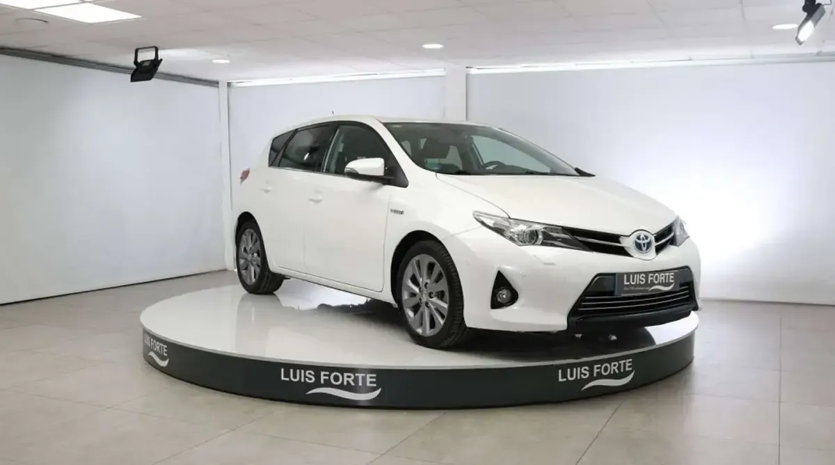 Usado Toyota Auris Hybrid Advance 136 CV (100 kW) 2013 Blanco Utilitario
