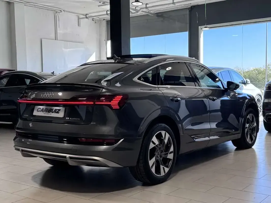 Usado Audi e-tron Sportback S-line plus 300 kW (408 CV) 2023 Gris SUV