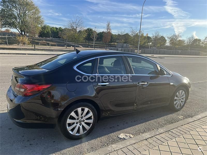 Usado Opel Astra Excellence 130 CV (95 kW) 2013 Marrón Berlina