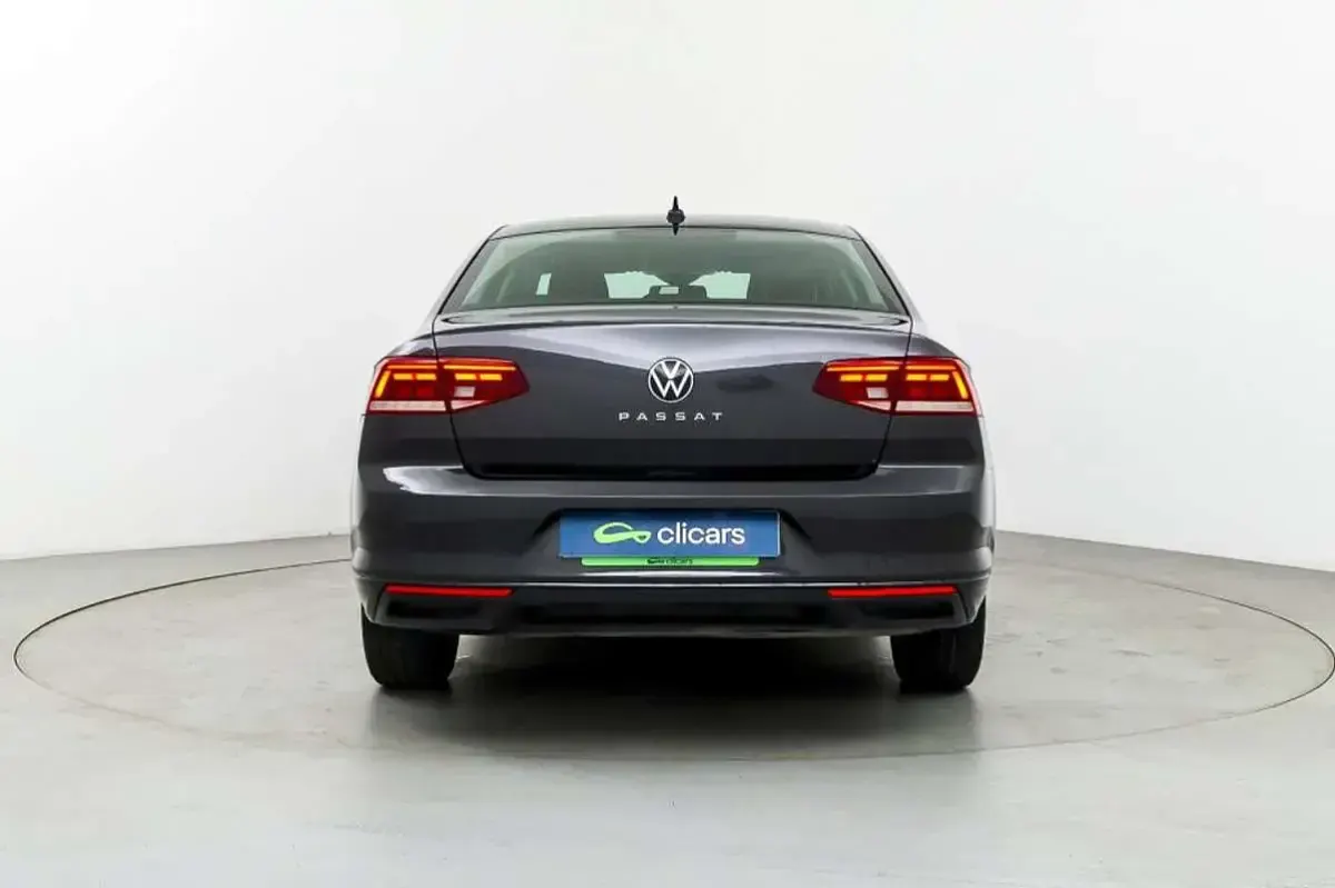 Usado VW Passat 150 CV (110 kW) 2021 Negro Berlina