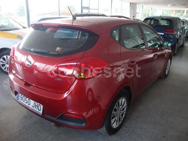 Usado Kia Ceed GT 90 CV (66 kW) 2016 Granate Berlina