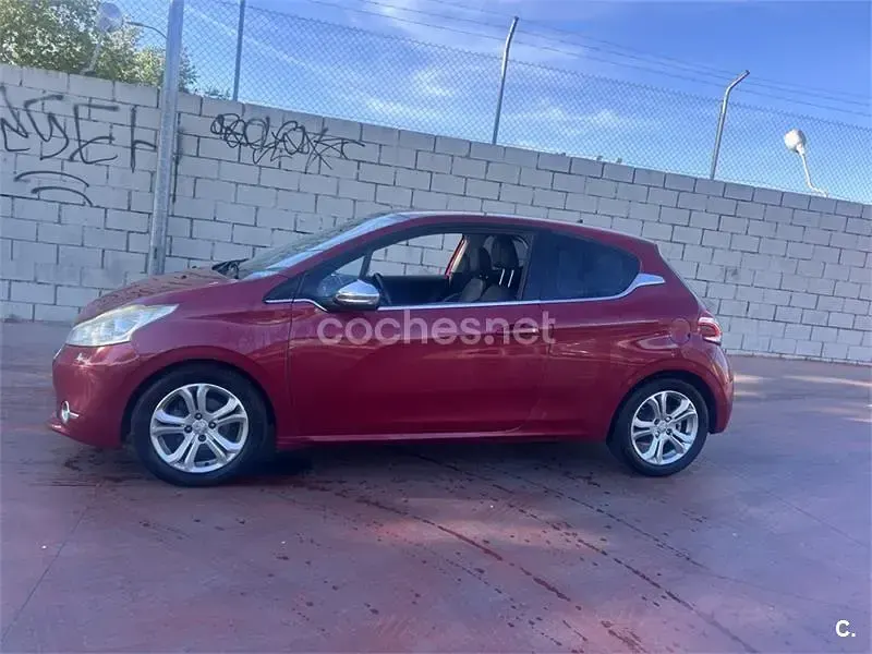 Usado Peugeot 208 Allure 120 CV (88 kW) 2013 Rojo Utilitario