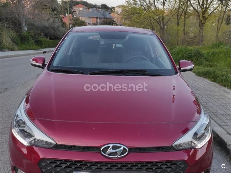 Granate Usado 2017 Hyundai i20 Berlina | 8999 € (Precio justo) - Imagen 1/4