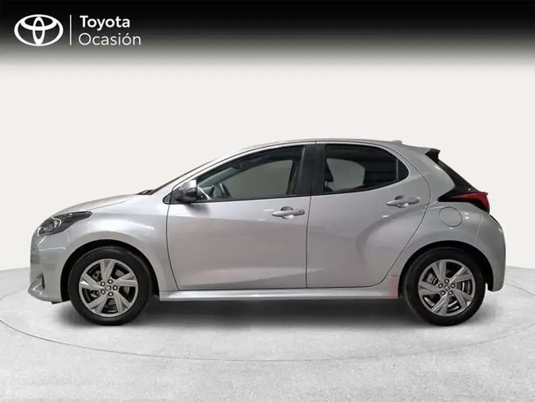 Usado Toyota Yaris Active 116 CV (85 kW) 2025 Plateado Utilitario