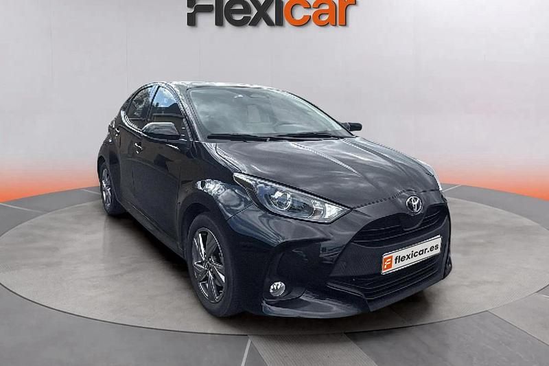 Gris Usado 2024 Toyota Yaris Hybrid Active Berlina | 15.990 € (Super precio) - Imagen 1/4