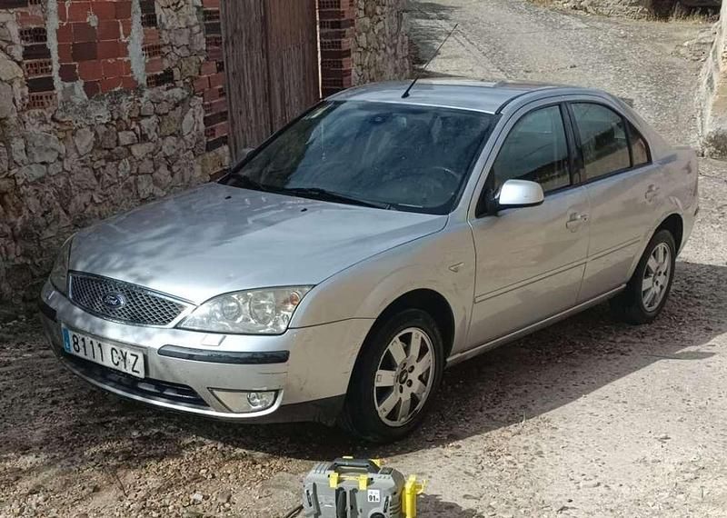 Usado Ford Mondeo Ambiente 116 CV (85 kW) 2003 Gris Berlina