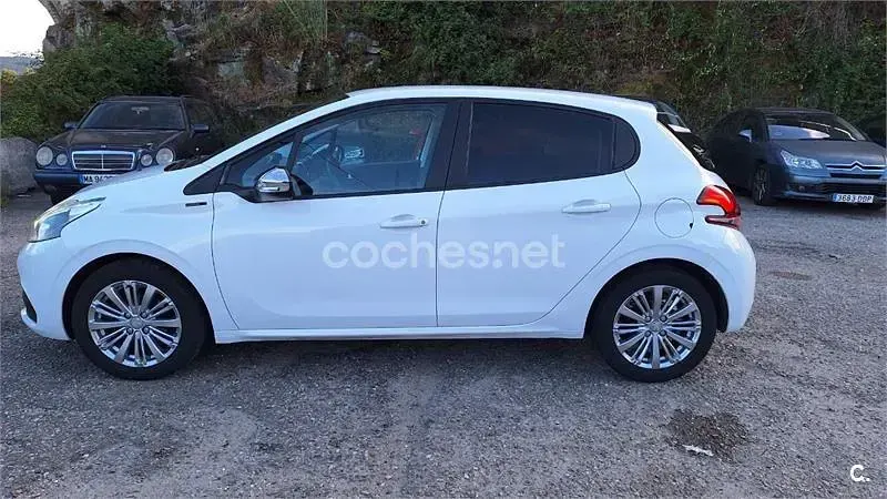 Usado Peugeot 208 Signature Sky 110 CV (80 kW) 2019 Blanco Utilitario