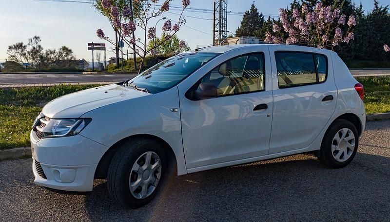 Usado Dacia Sandero Ambiance 75 CV (55 kW) 2015 Blanco Berlina