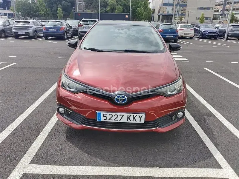 Usado Toyota Auris Hybrid 136 CV (100 kW) 2018 Rojo Berlina