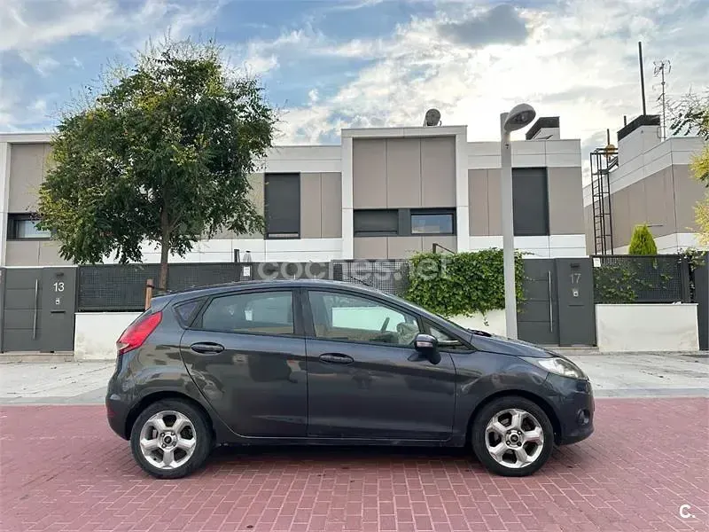 Usado Ford Fiesta Ghia 68 CV (50 kW) 2010 Negro Berlina