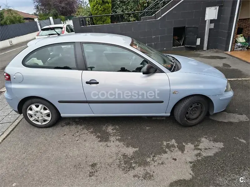 Usado Seat Ibiza Fresh 64 CV (47 kW) 2004 Azul Utilitario