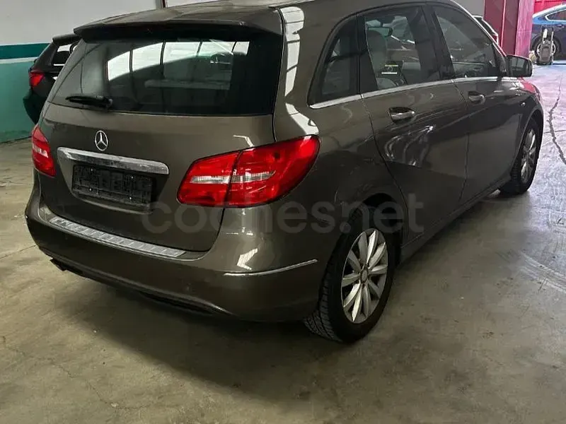 Usado Mercedes B180 122 CV (89 kW) 2012 Marrón Utilitario