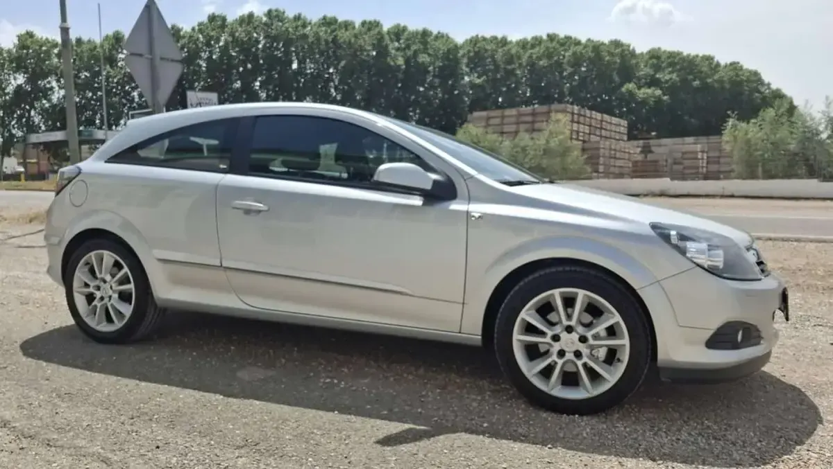 Usado Opel Astra GTC Cosmo 140 CV (102 kW) 2006 Gris Utilitario