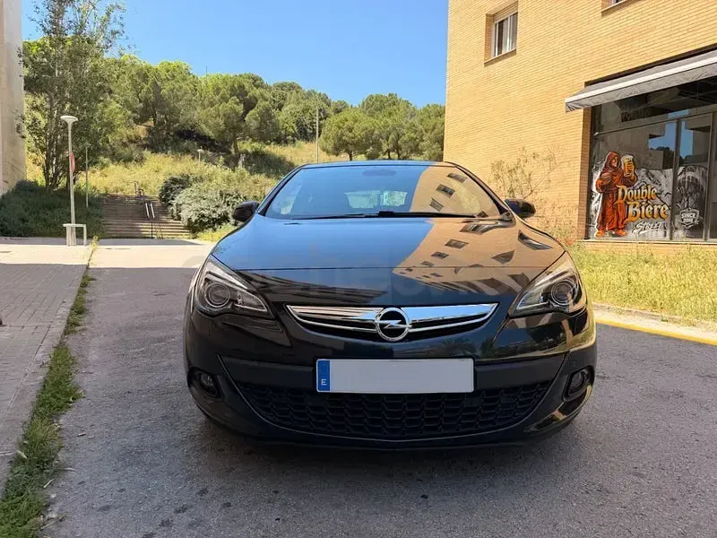 Usado Opel Astra GTC Sportive 130 CV (95 kW) 2014 Negro Berlina