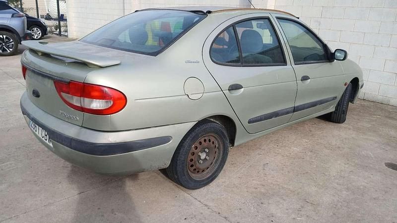 Usado Renault Mégane II Authentique 95 CV (69 kW) 2002 Amarillo Utilitario
