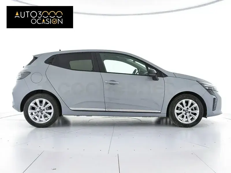 Usado Renault Clio V Evolution 100 CV (73 kW) 2025 Gris / plata Berlina