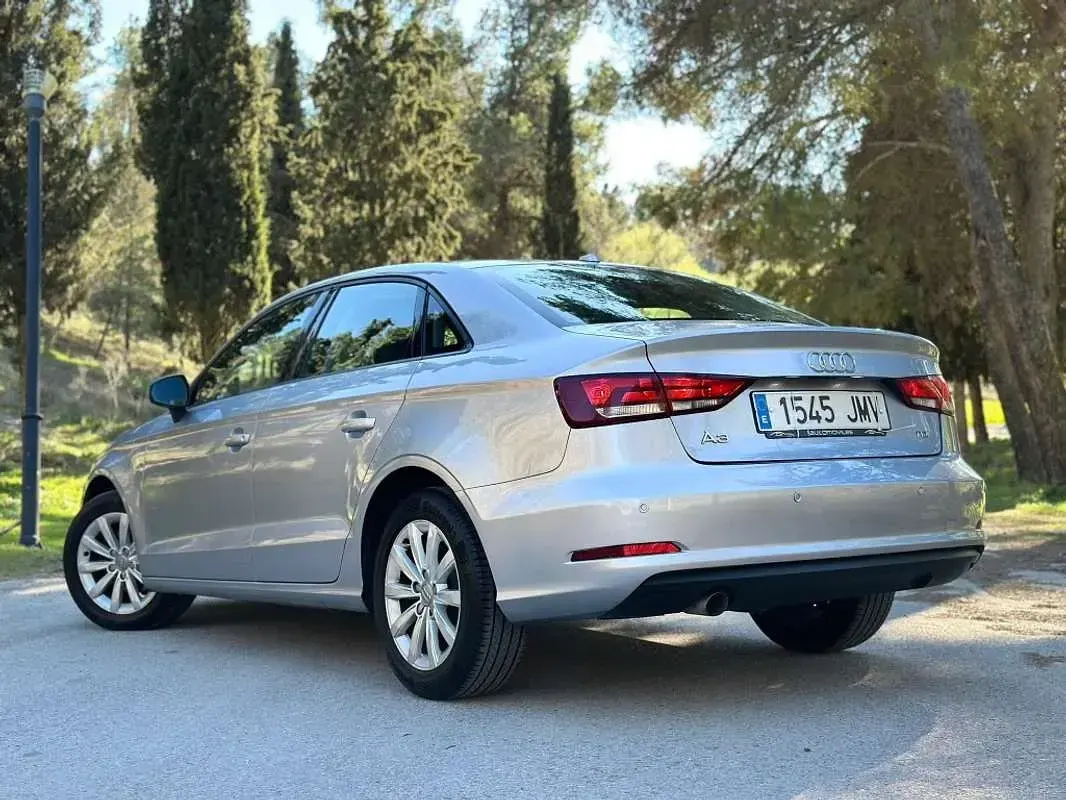 Usado Audi A3 Attraction 110 CV (80 kW) 2016 Gris Berlina