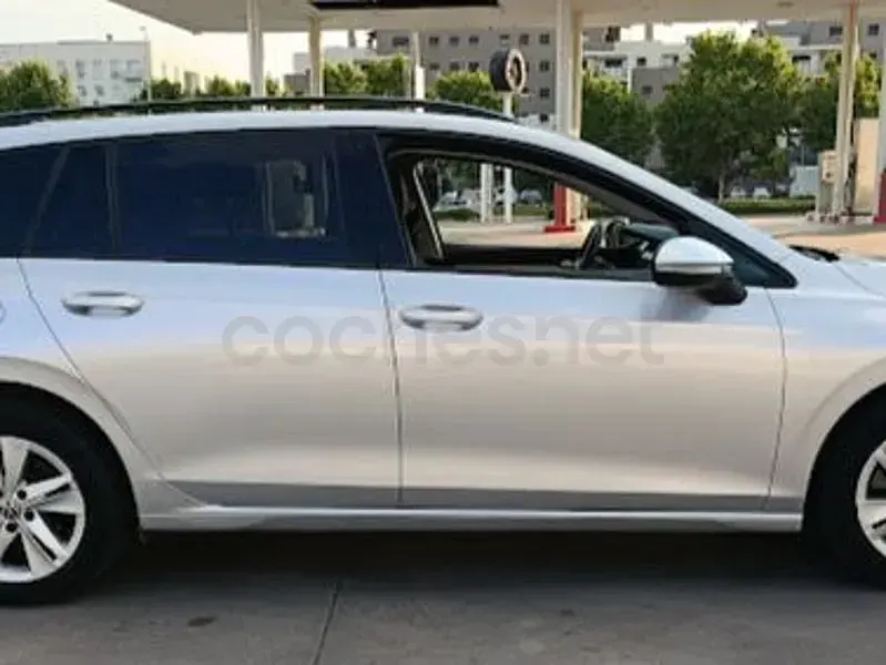 Usado VW Golf VIII Life 115 CV (84 kW) 2021 Gris / plata Familiar