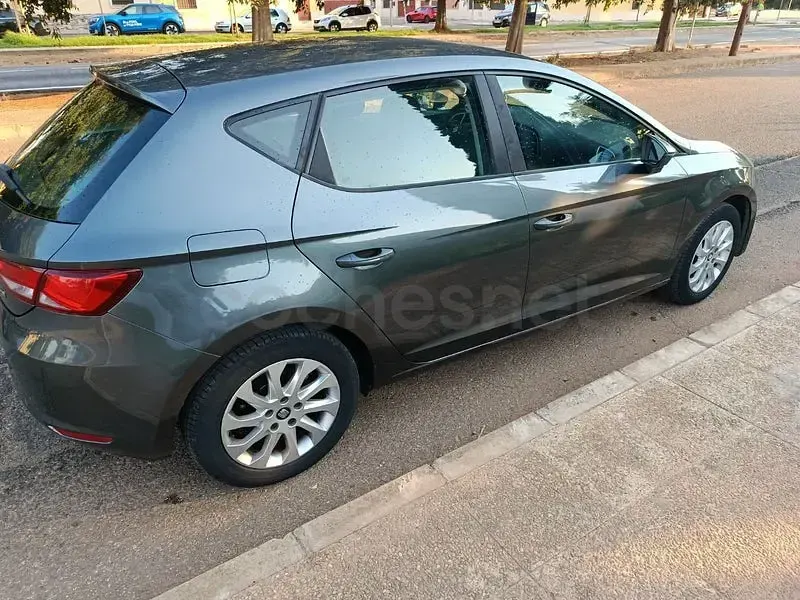 Usado Seat Leon Reference 105 CV (77 kW) 2014 Gris / plata Berlina