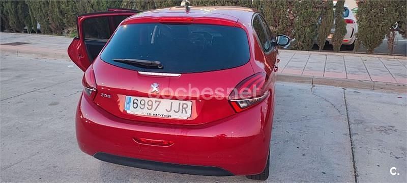 Usado Peugeot 208 Active 82 CV (60 kW) 2015 Rojo Utilitario