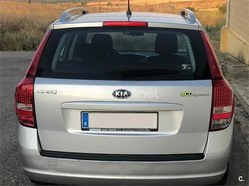 Usado Kia Ceed 90 CV (66 kW) 2011 Gris / plata Utilitario