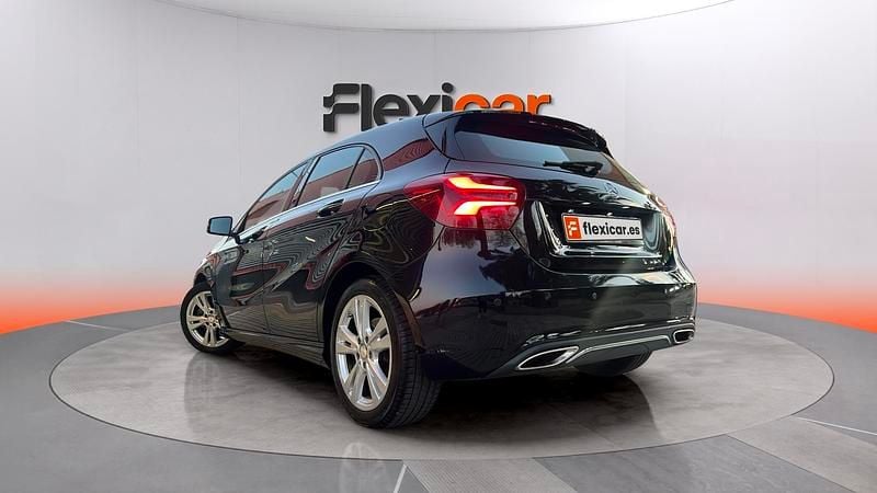 Usado Mercedes A180 Urban 122 CV (89 kW) 2017 Negro Berlina