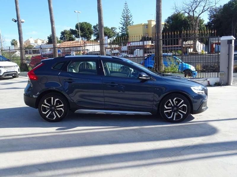 Usado Volvo V40 120 HP (88 kW) 2019 Azul SUV