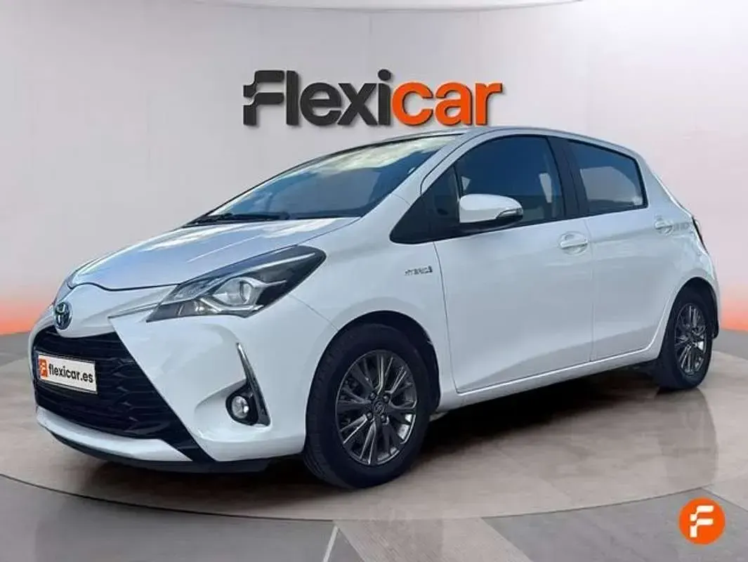 Usado Toyota Yaris Hybrid Active 99 CV (72 kW) 2019 Blanco Utilitario