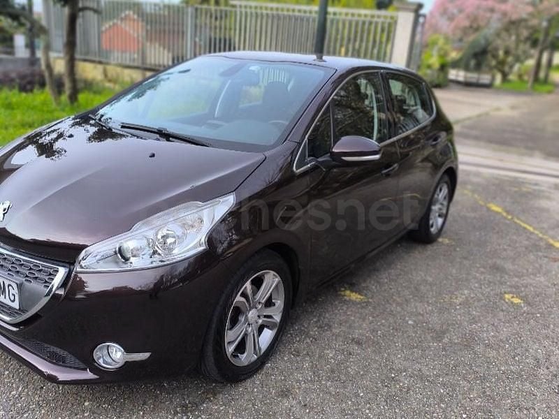 Usado Peugeot 208 Allure 92 CV (67 kW) 2012 Granate Utilitario