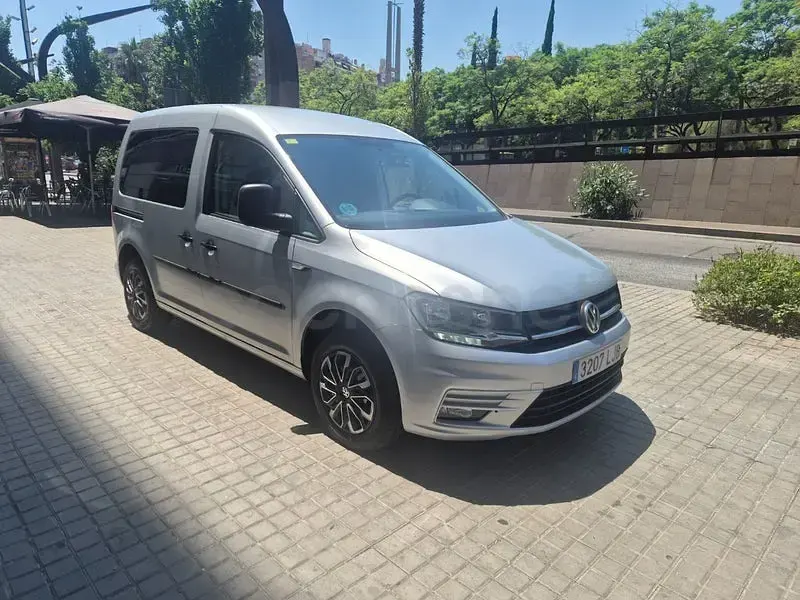 Usado VW Caddy 102 CV (75 kW) 2020 Gris / plata Monovolumen