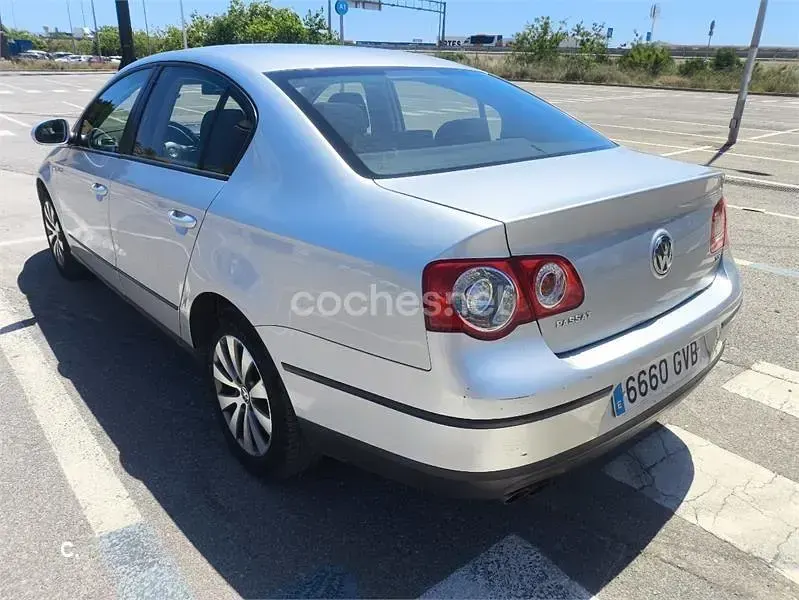 Usado VW Passat Edition 110 CV (80 kW) 2010 Gris / plata Berlina