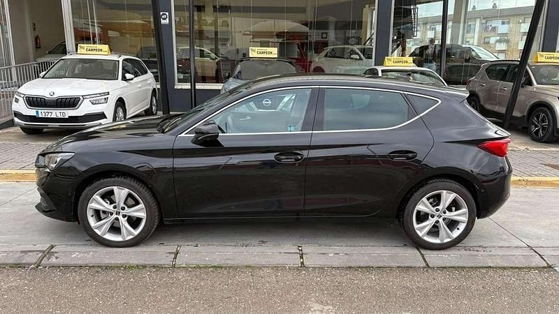 Usado Seat Leon Style 116 CV (85 kW) 2025 Negro Utilitario