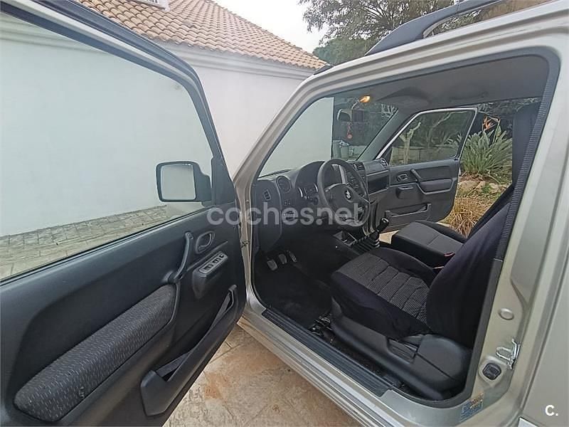 Usado Suzuki Jimny 85 CV (62 kW) 2008 Gris / plata SUV