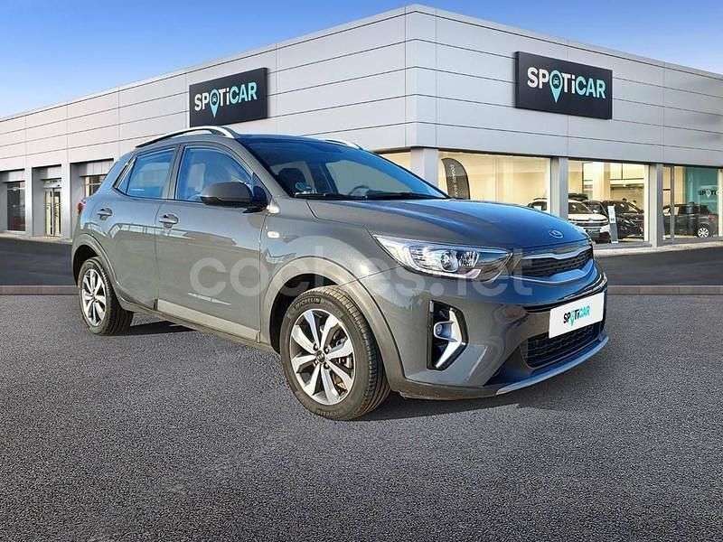 Usado Kia Stonic 100 CV (73 kW) 2021 Gris / plata SUV