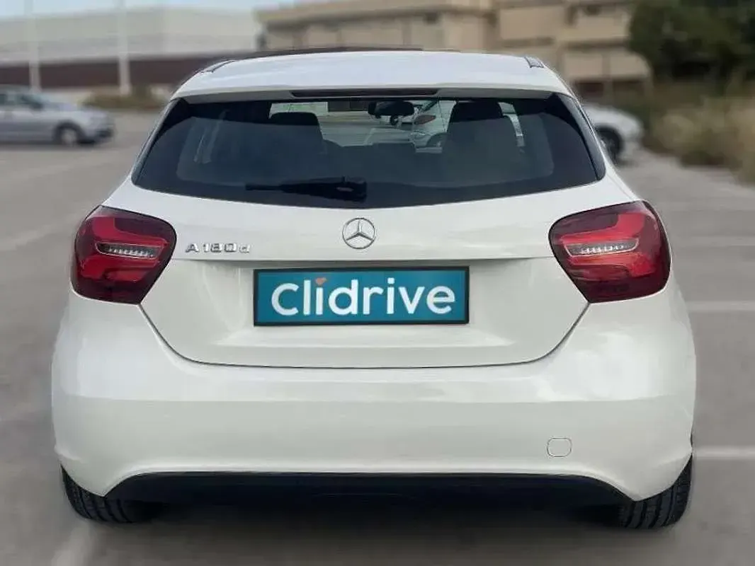 Usado Mercedes A180 Urban 109 CV (80 kW) 2016 Blanco Utilitario