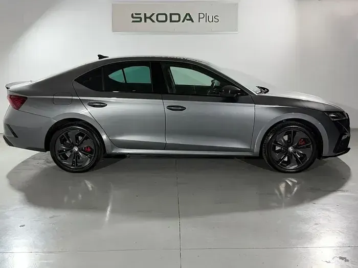 Usado Skoda Octavia RS 245 CV (180 kW) 2024 Gris / plata Berlina