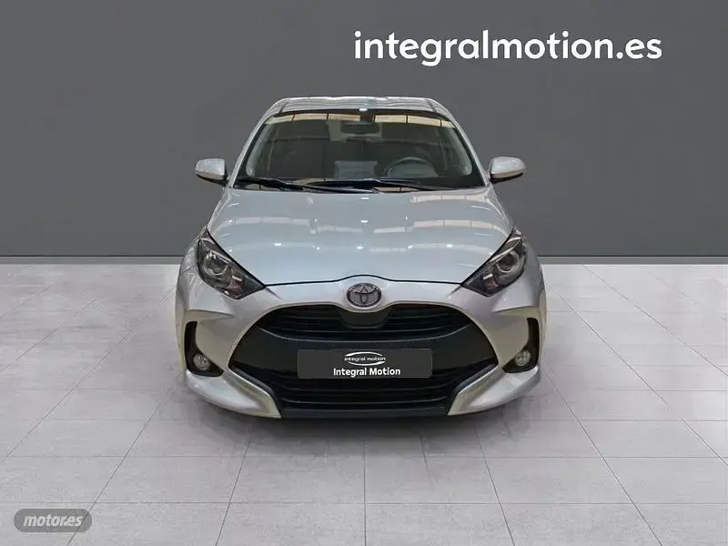 Usado Toyota Yaris Hybrid Active 116 CV (85 kW) 2025 Gris Berlina