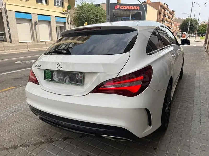 Usado Mercedes CLA200 Shooting Brake 156 CV (114 kW) 2019 Blanco Familiar