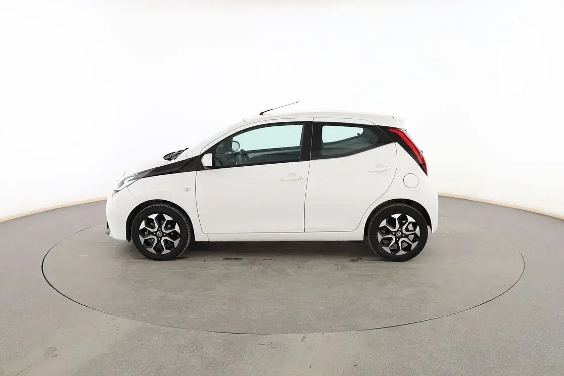 Usado Toyota Aygo Play 72 CV (52 kW) 2021 Blanco Utilitario