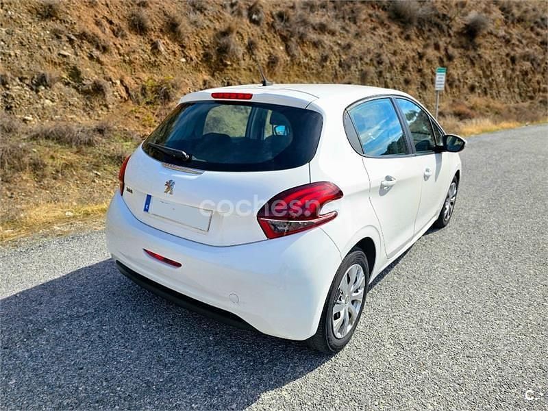 Usado Peugeot 208 Active 82 CV (60 kW) 2019 Blanco Utilitario