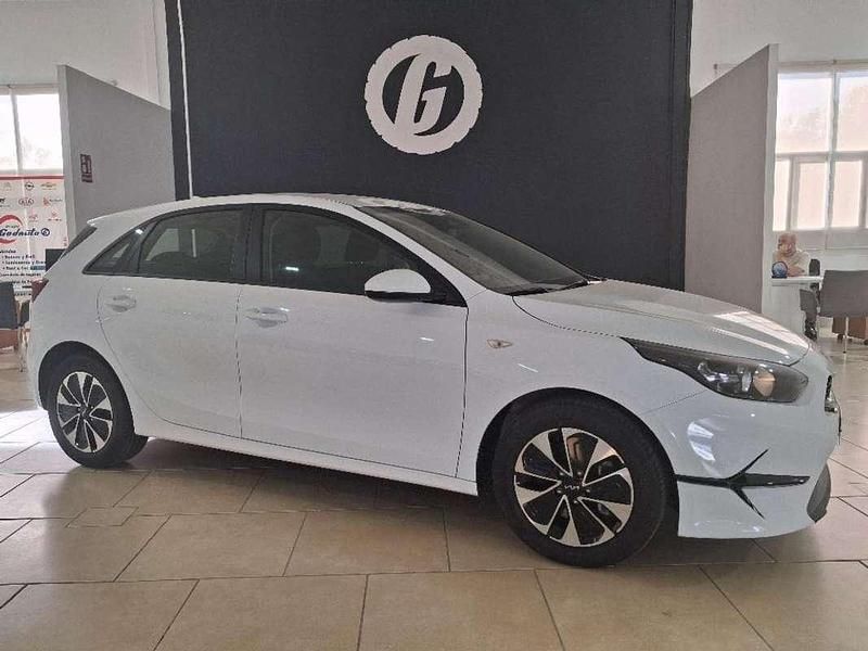 Używany Kia Ceed 101 KM (74 kW) 2025 Biały Hatchback