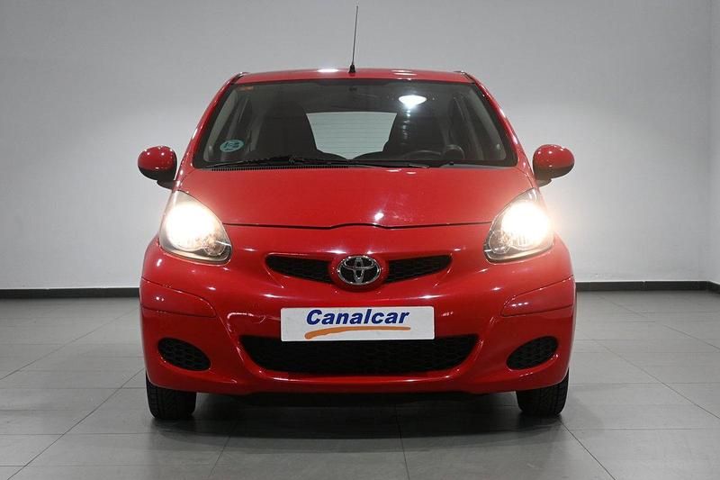Usado Toyota Aygo 68 CV (50 kW) 2010 Rojo Utilitario