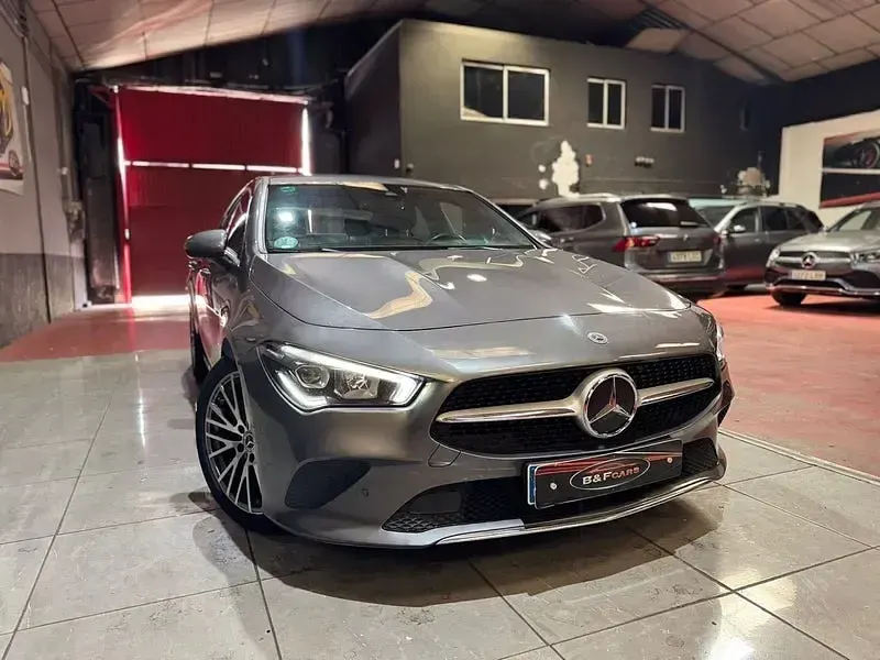 Usado Mercedes CLA200 136 CV (100 kW) 2022 Gris / plata Coupe