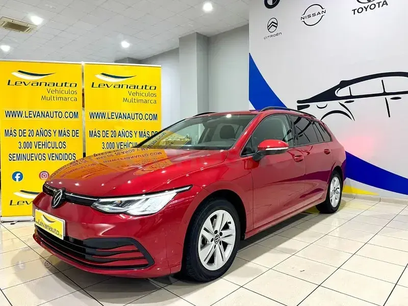 Usado VW Golf VIII 115 CV (84 kW) 2022 Granate Familiar