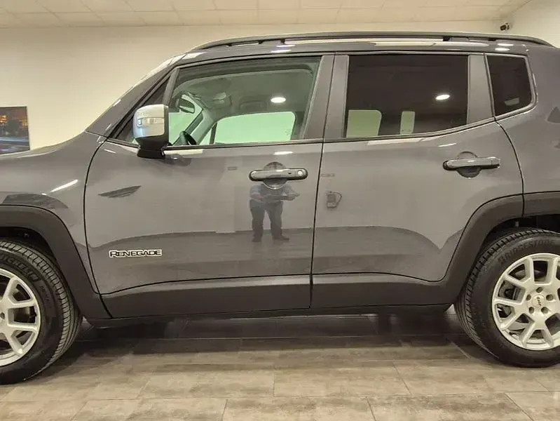 Usado Jeep Renegade Limited 120 CV (88 kW) 2022 Gris / plata SUV