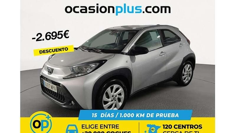 Usado Toyota Aygo Play 72 CV (52 kW) 2024 Gris Utilitario