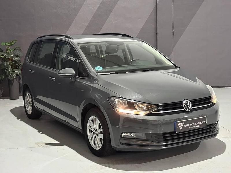 Usado VW Touran Business 122 CV (89 kW) 2021 Gris Monovolumen