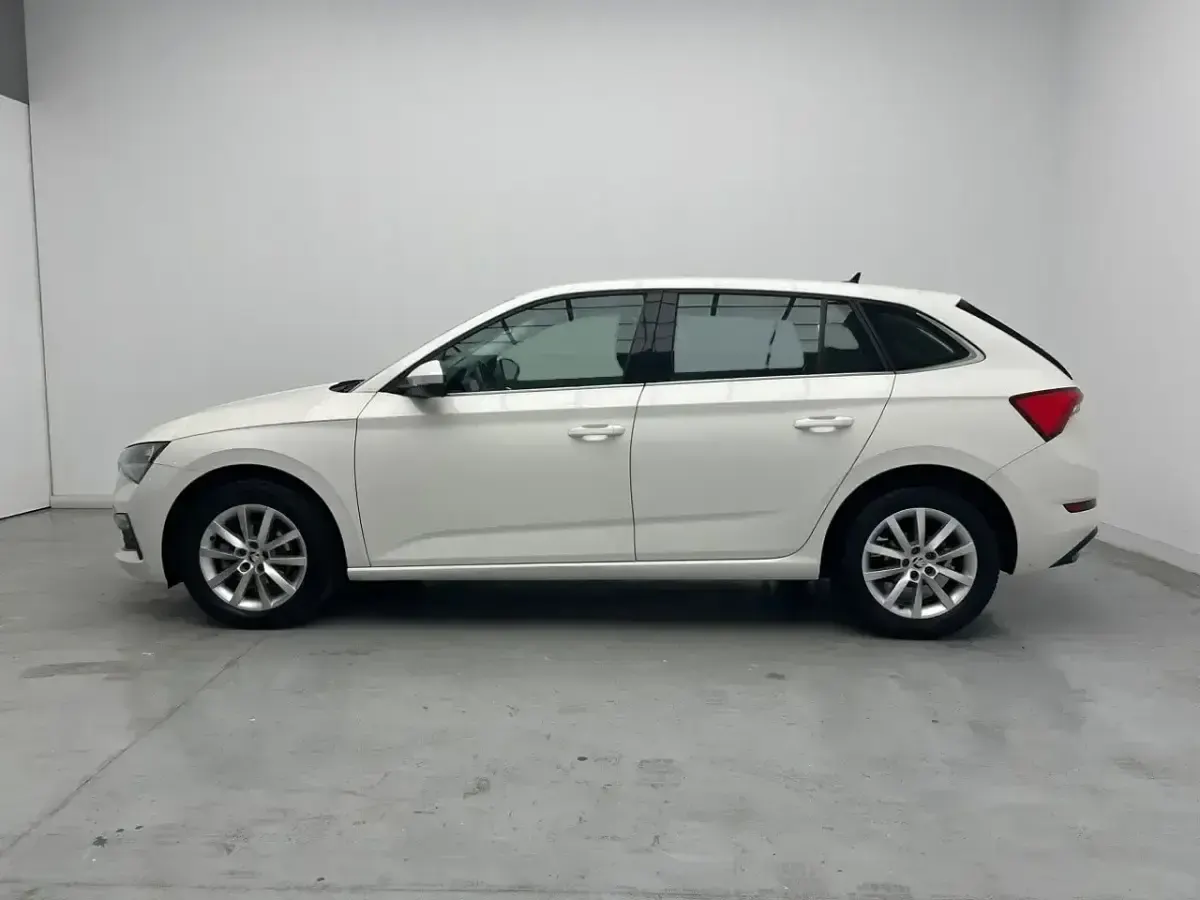 Usado Skoda Scala Ambition 115 CV (84 kW) 2020 Blanco Utilitario
