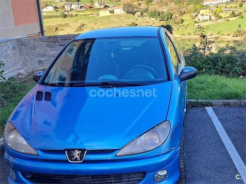Usado Peugeot 206 90 CV (66 kW) 2000 Azul Berlina
