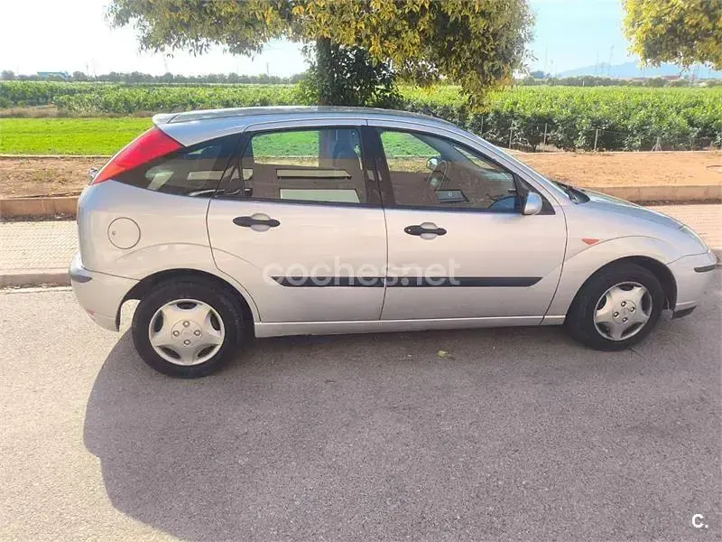 Usado Ford Focus Trend 100 CV (73 kW) 2002 Gris / plata Berlina